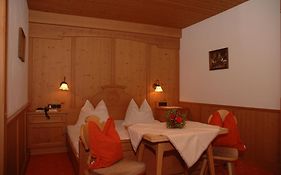 Hotel Garni Almhof Mayrhofen
